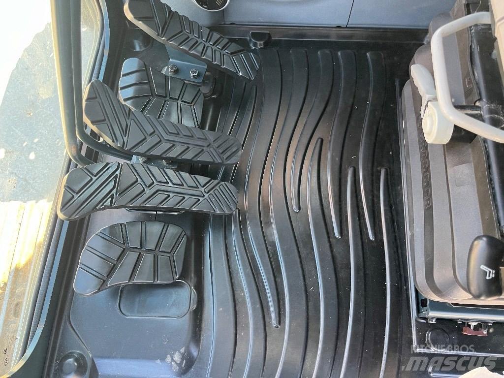 Hyundai HX140L 履带挖掘机