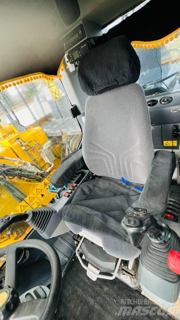 Komatsu PW 158 轮式挖掘机