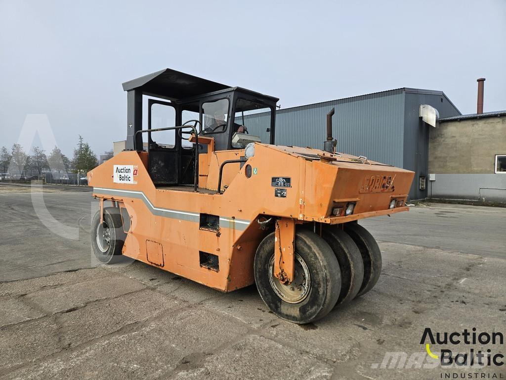 Corinsa CCN 1222 胶轮压路机