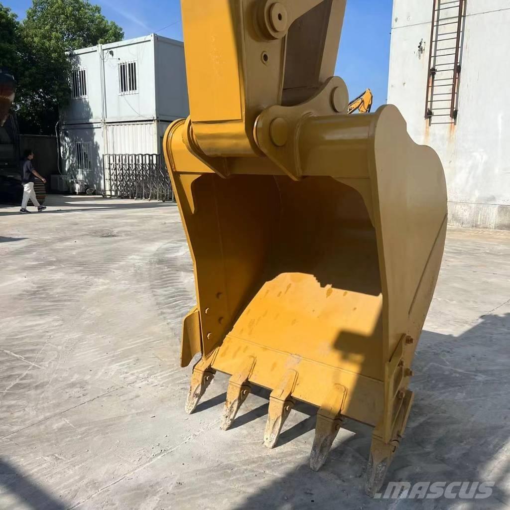 CAT 320d2 中型挖掘机