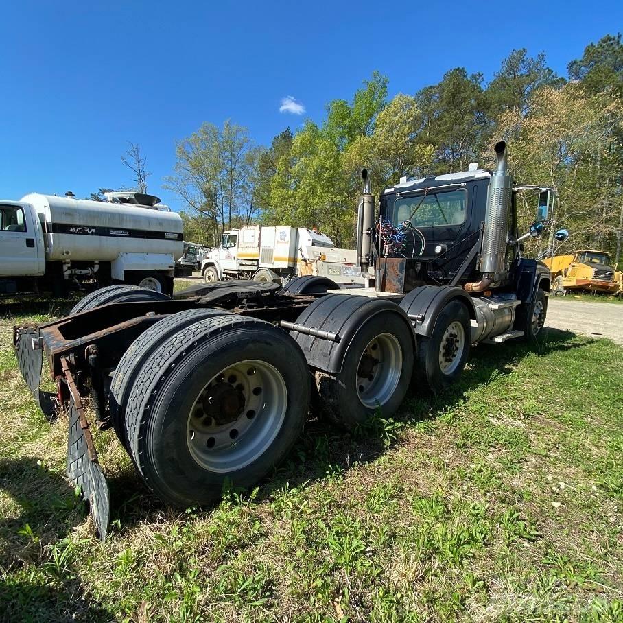 Mack CHN613 牵引车