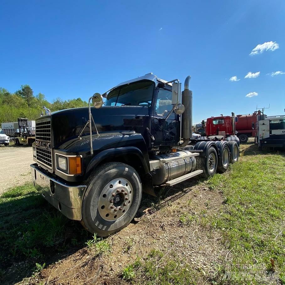 Mack CHN613 牵引车
