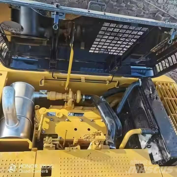 CAT 320D2 履带挖掘机