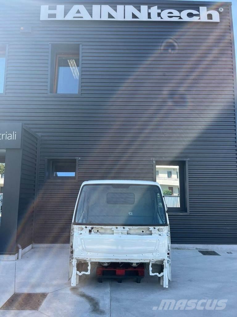 Mitsubishi S MODEL 驾驶室与内部