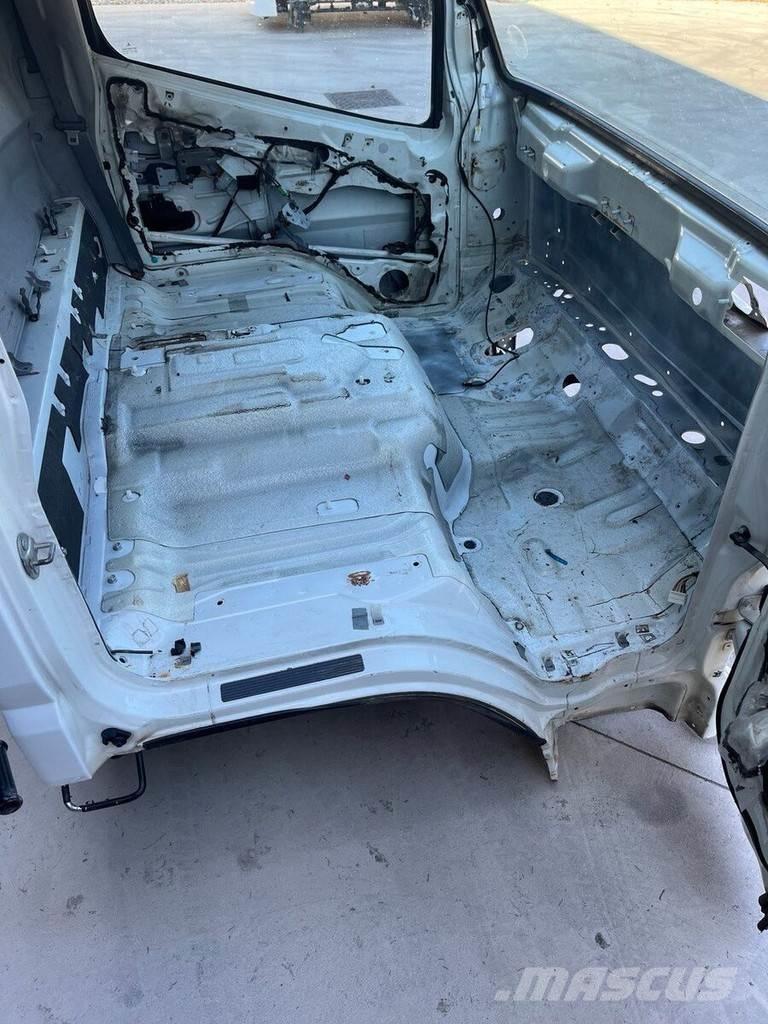 Mitsubishi S MODEL 驾驶室与内部