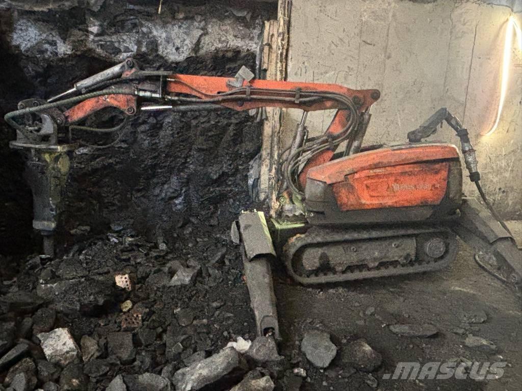 Husqvarna DXR 300 组装挖掘机