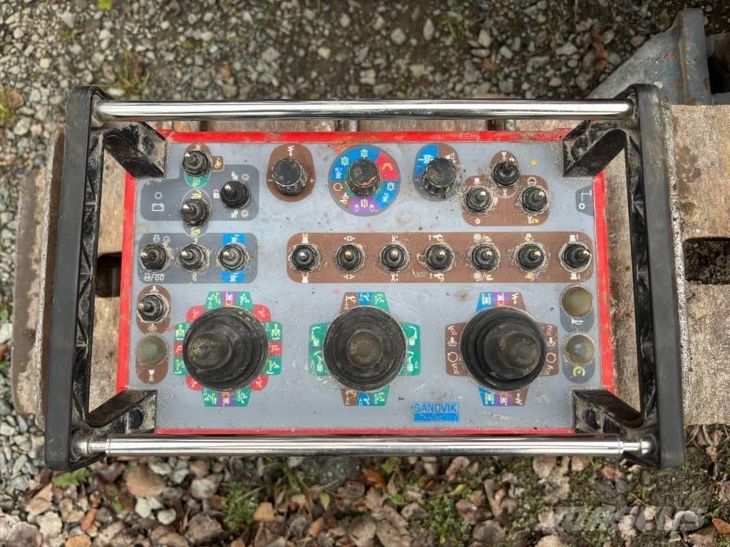 Sandvik Dino DC400Ri 钻孔机