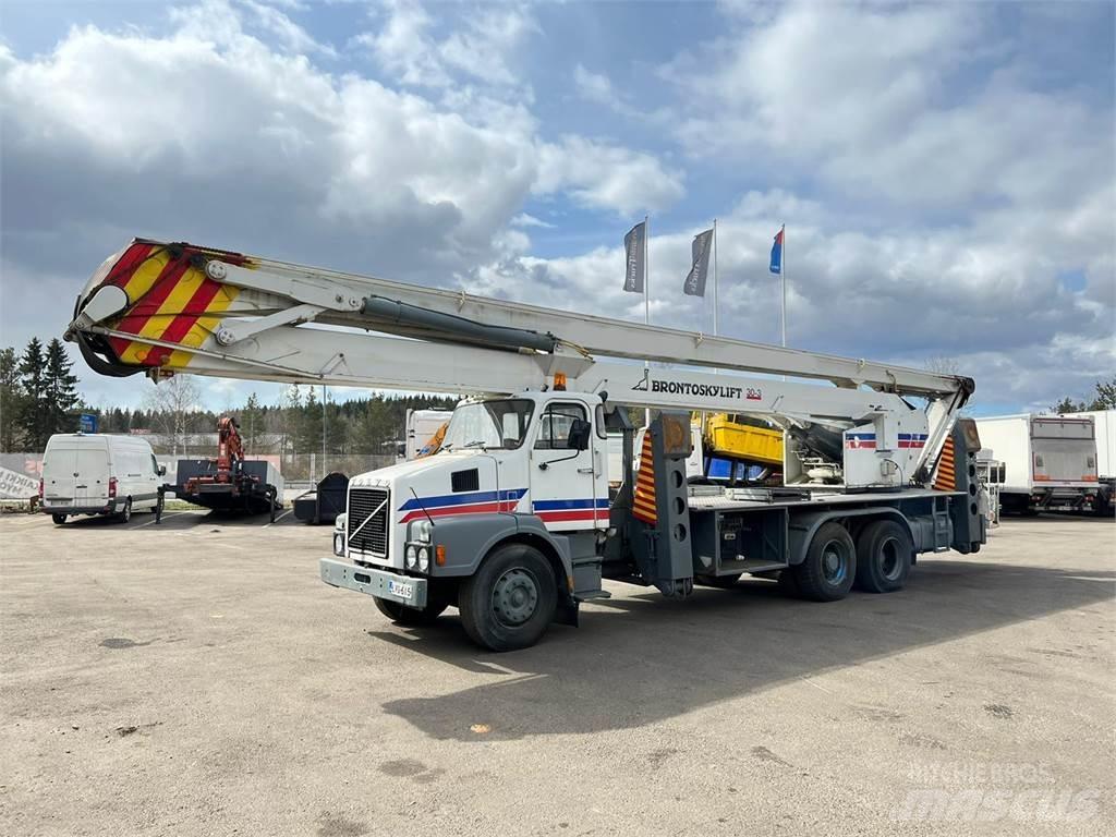 Volvo N12-1-V-6X2 起重车