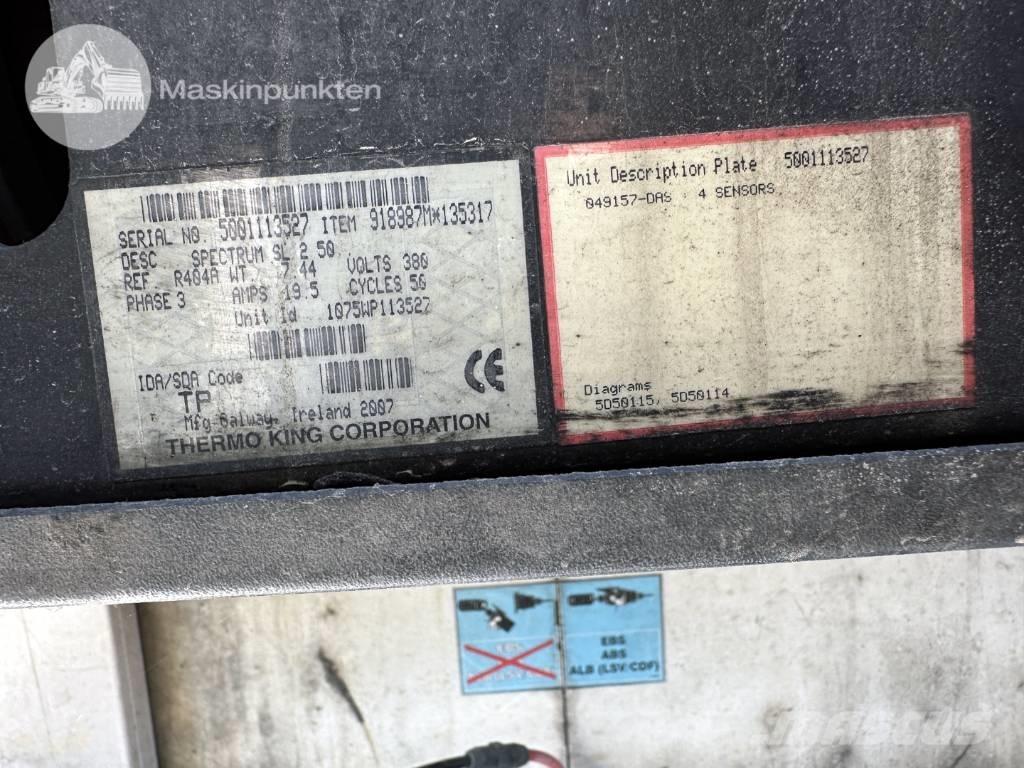 Schmitz SKO 24 保温半挂车