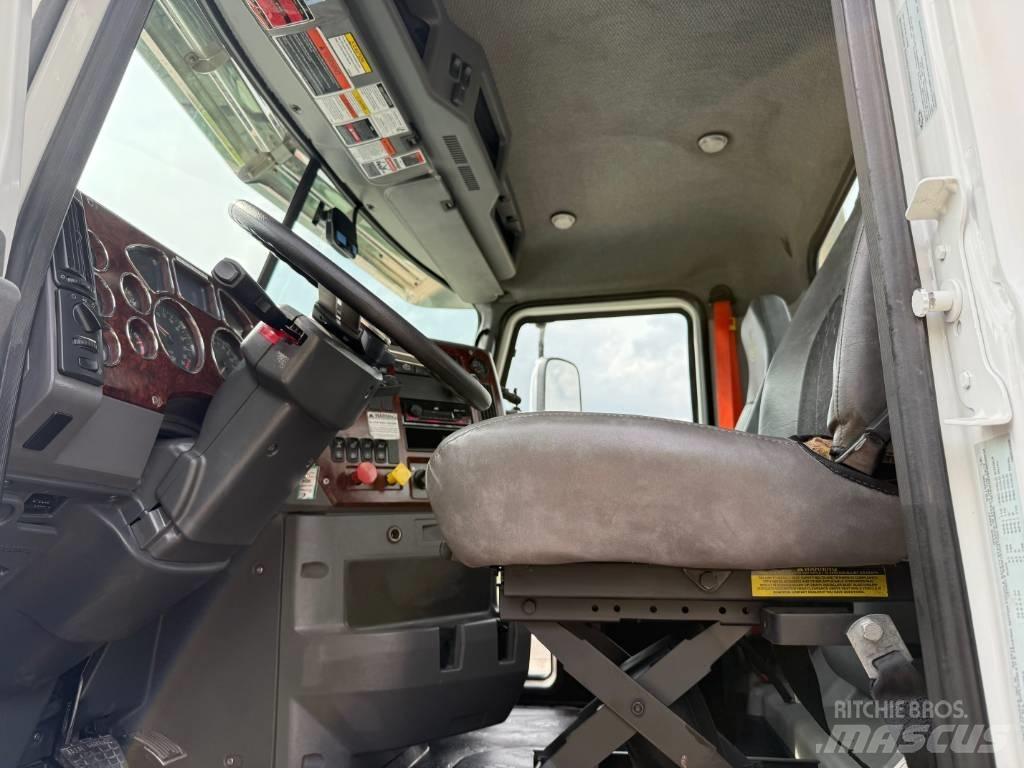 Mack CXU 613 牵引车