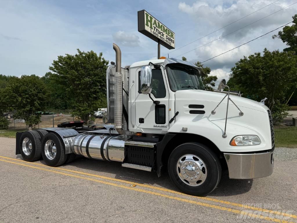 Mack CXU 613 牵引车