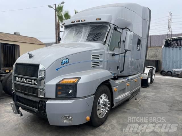 Mack Anthem 牵引车