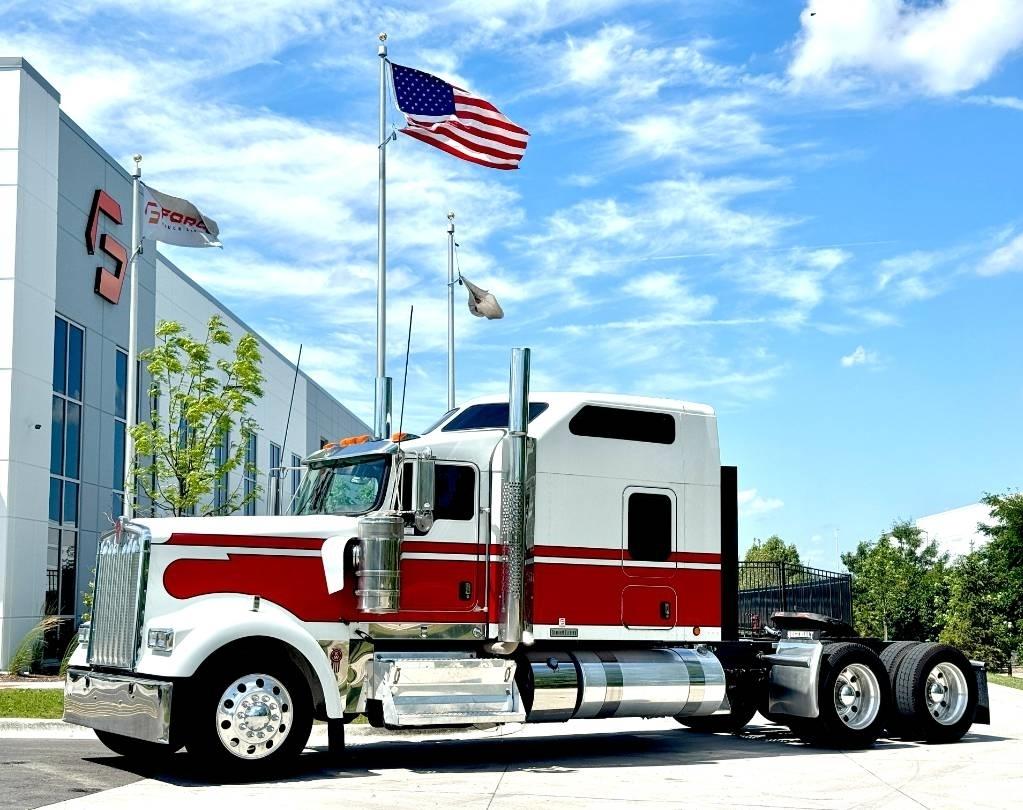 Kenworth W 900 牵引车
