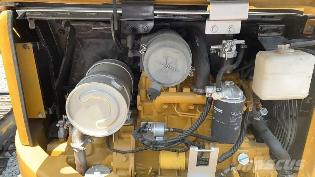 CAT 304 CR 小型挖掘机