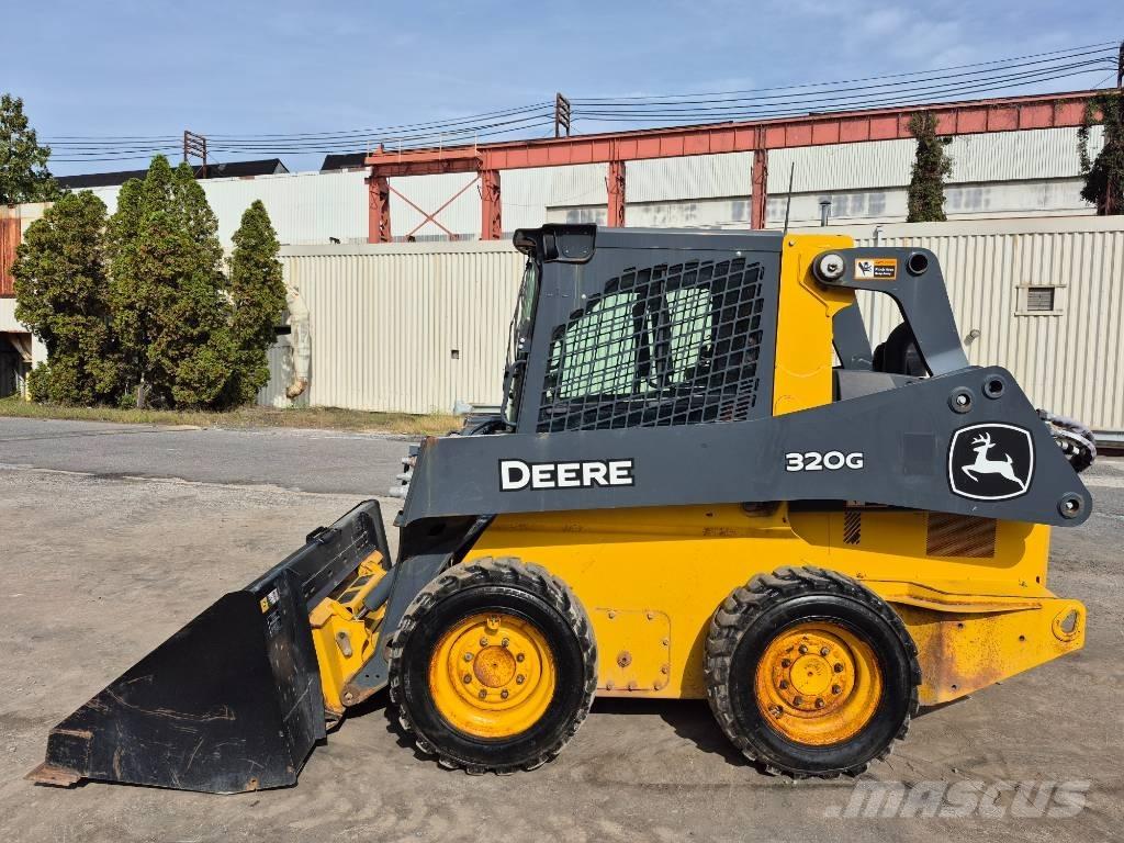 John Deere 320G 滑移装载机