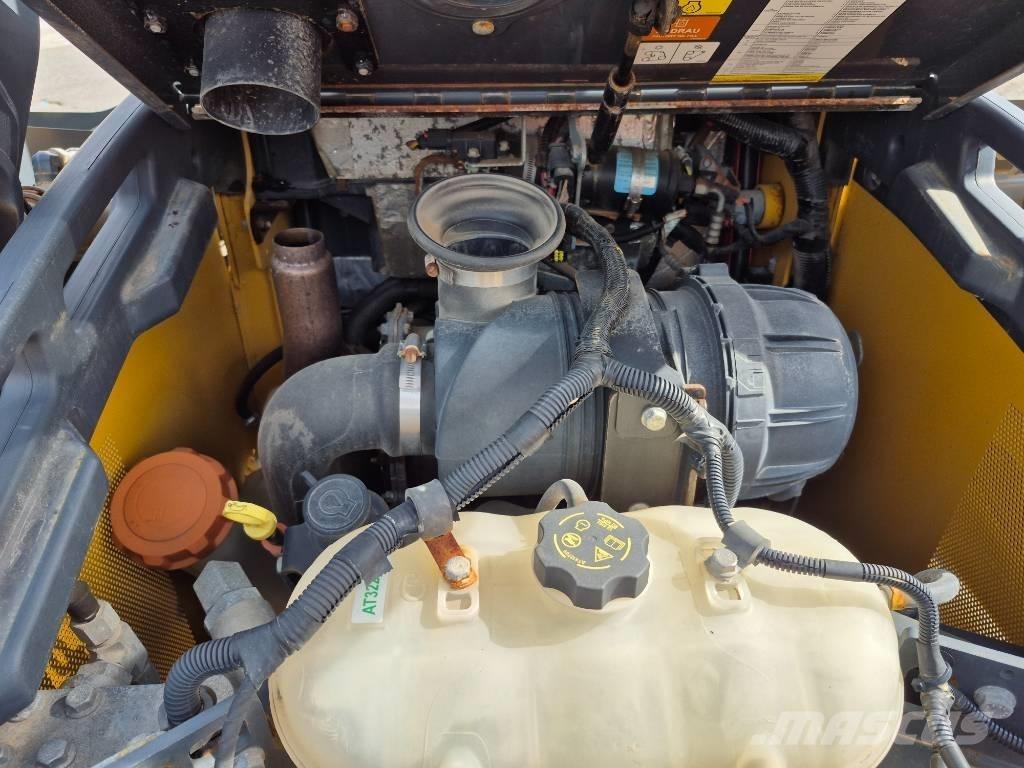 John Deere 320G 滑移装载机