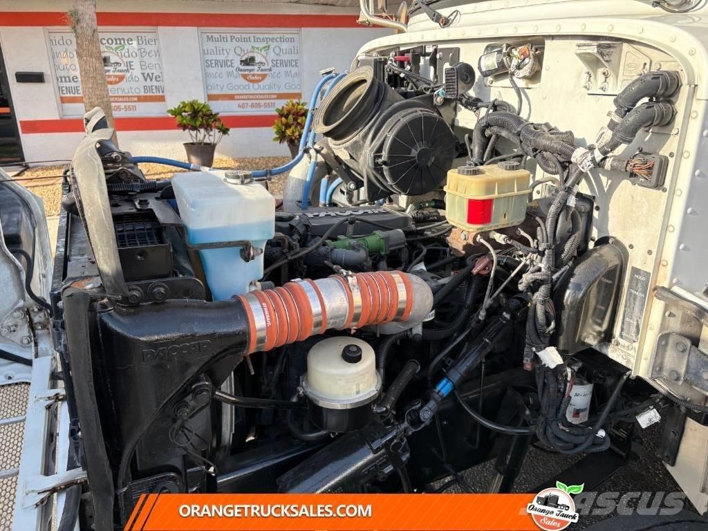 Peterbilt 337 平板栏板货车