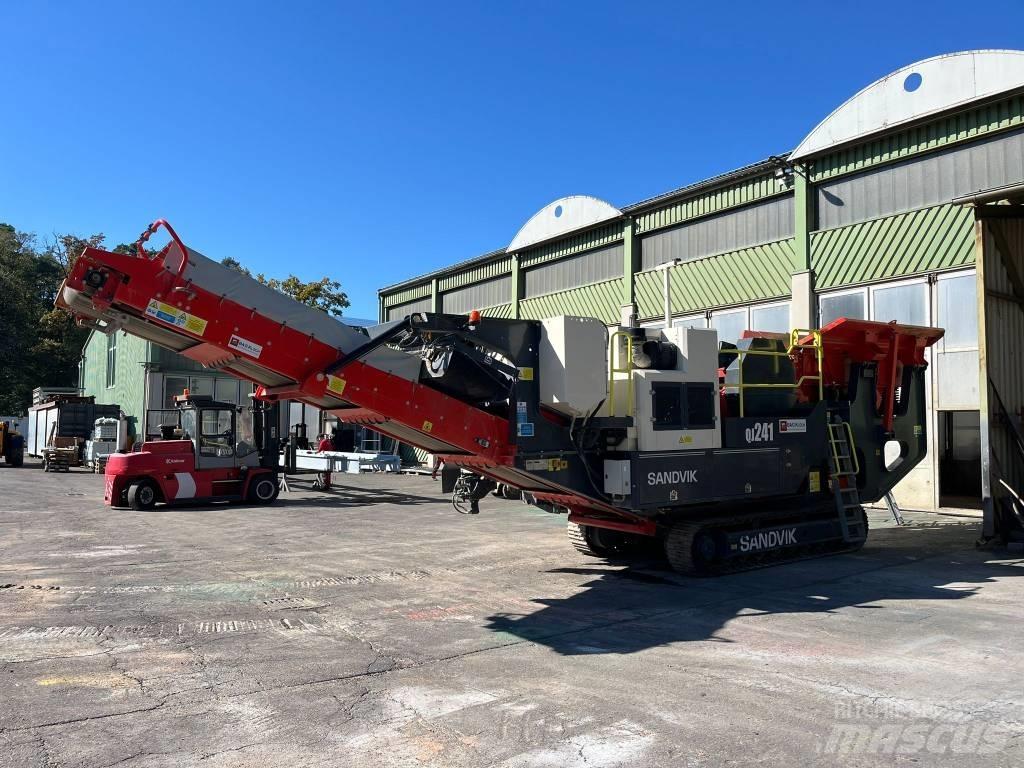 Sandvik QJ 241 移动式破碎机