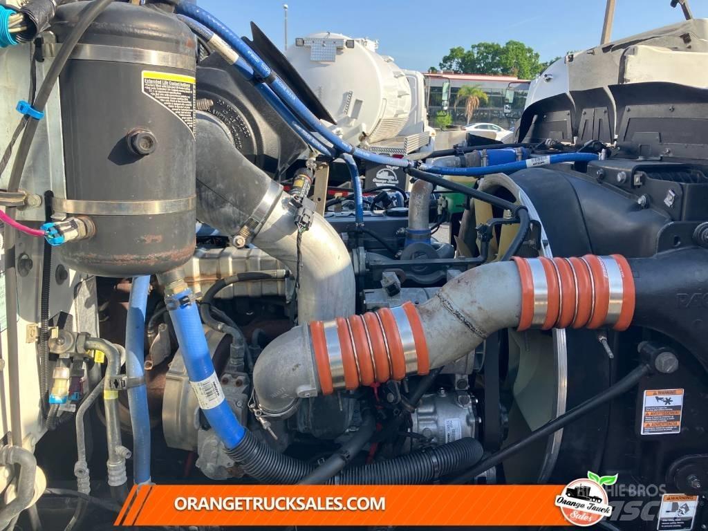Peterbilt 337 厢式货车