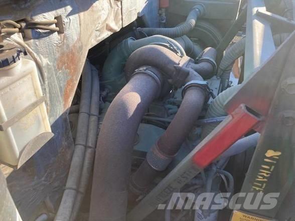 Oshkosh M1070 牵引车