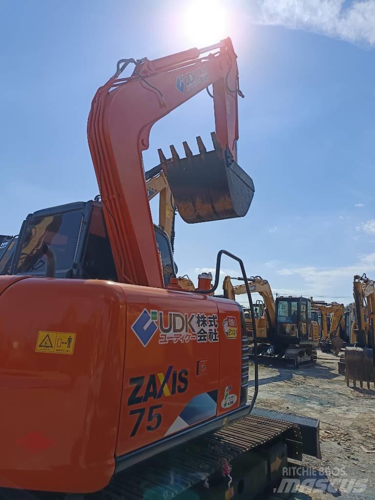 Hitachi ZX 75 中型挖掘机