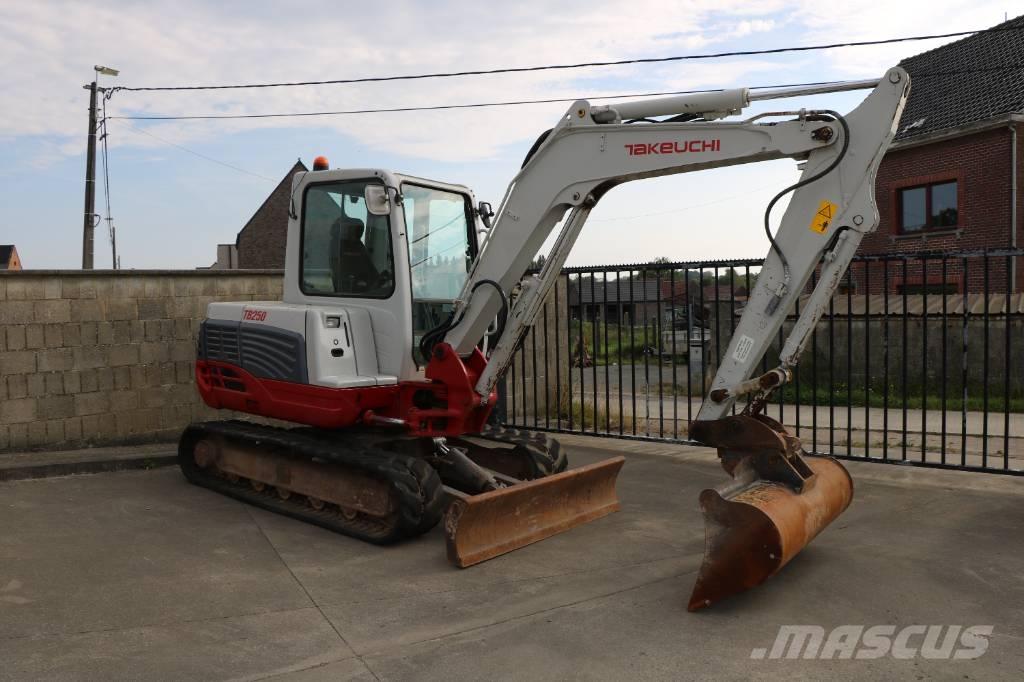 Takeuchi TB 250 小型挖掘机