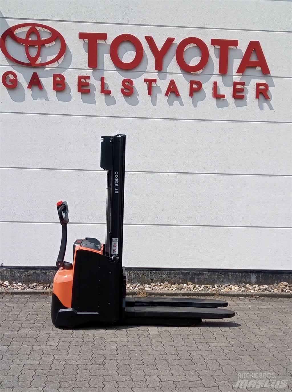 Toyota SWE120L 手推堆垛车