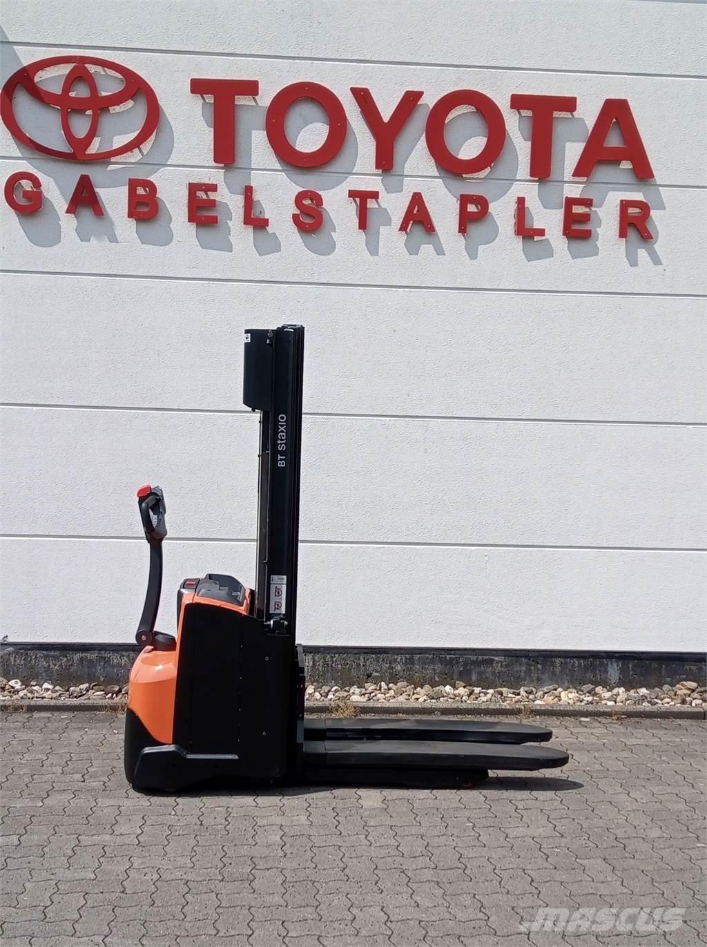 Toyota SWE120L 手推堆垛车