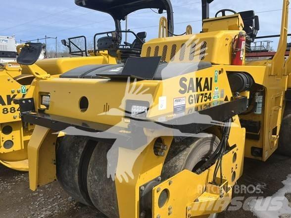 Sakai GW754 胶轮压路机