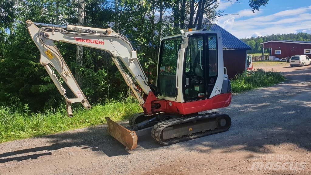 Takeuchi TB235 小型挖掘机