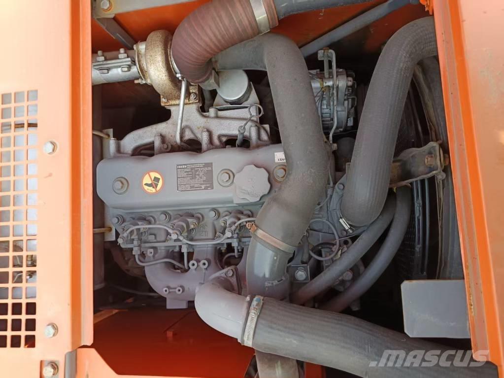 Hitachi ZX 135 履带挖掘机