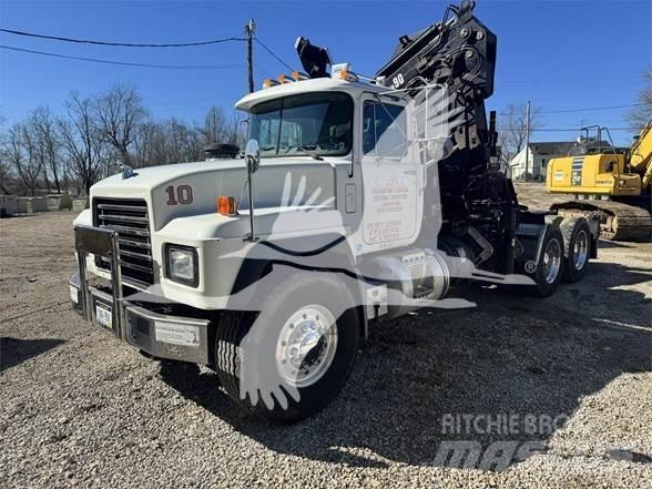 Mack RD688S 牵引车