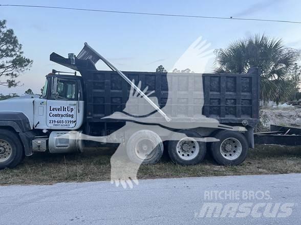 Mack RD688S 自卸式货车