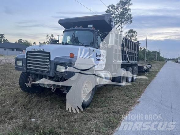Mack RD688S 自卸式货车
