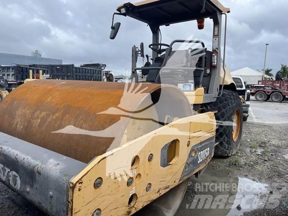 Volvo SD115B 单轮压路机