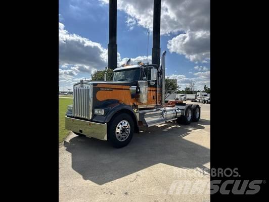 Kenworth W 900 牵引车