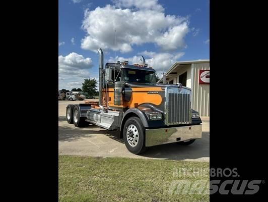Kenworth W 900 牵引车