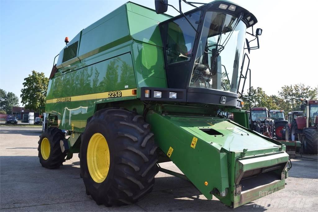 John Deere 2064 联合收割机