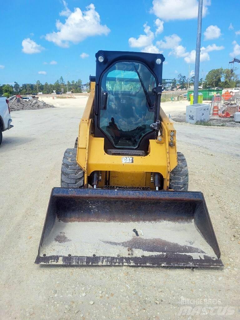 CAT 242 D 滑移装载机