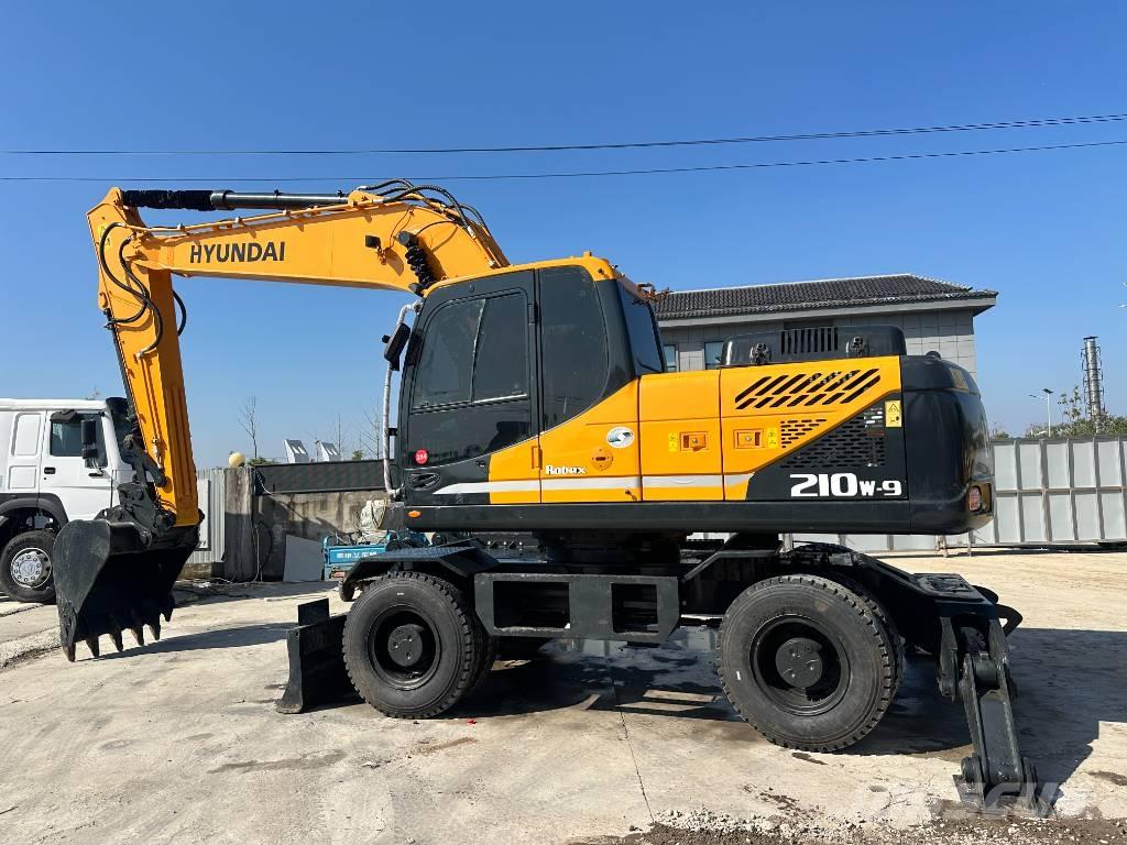 Hyundai R210W-9 轮式挖掘机