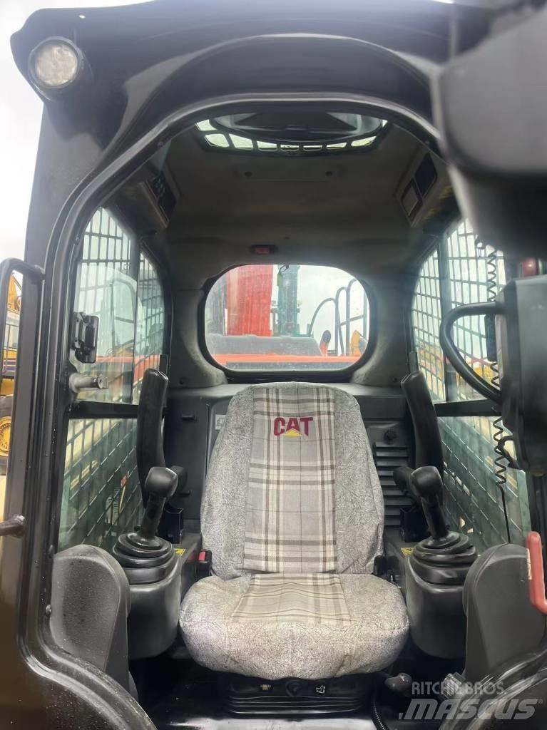 CAT 246 D 滑移装载机