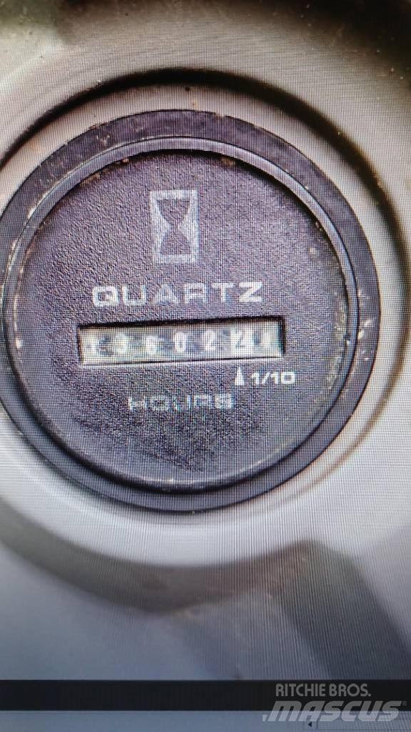 New Holland E 215 B 履带挖掘机