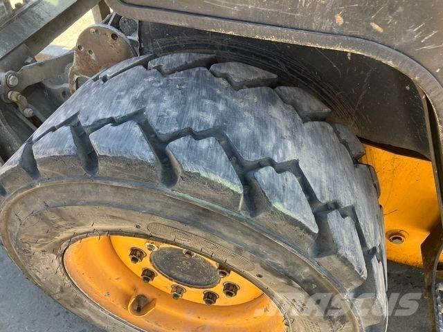 JCB 225 滑移装载机