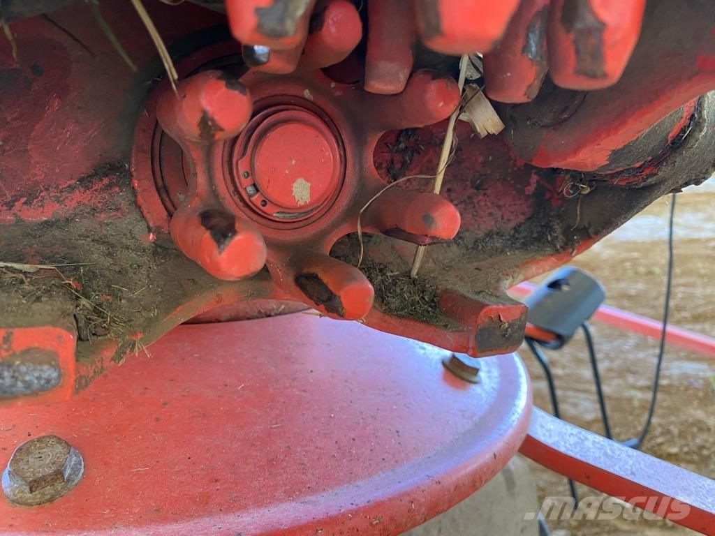 Kuhn GF 6502 犁耙和摊草机