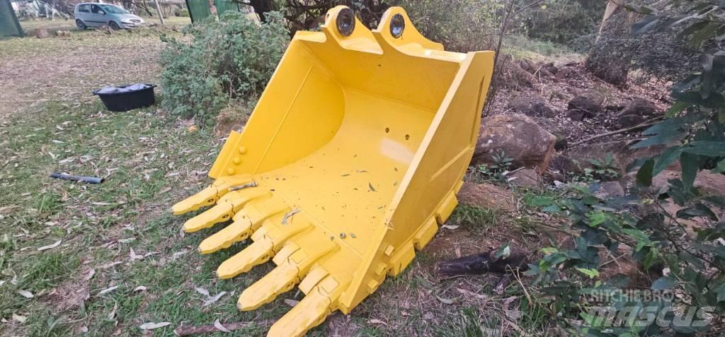 Komatsu PC210 吊杆和铲斗