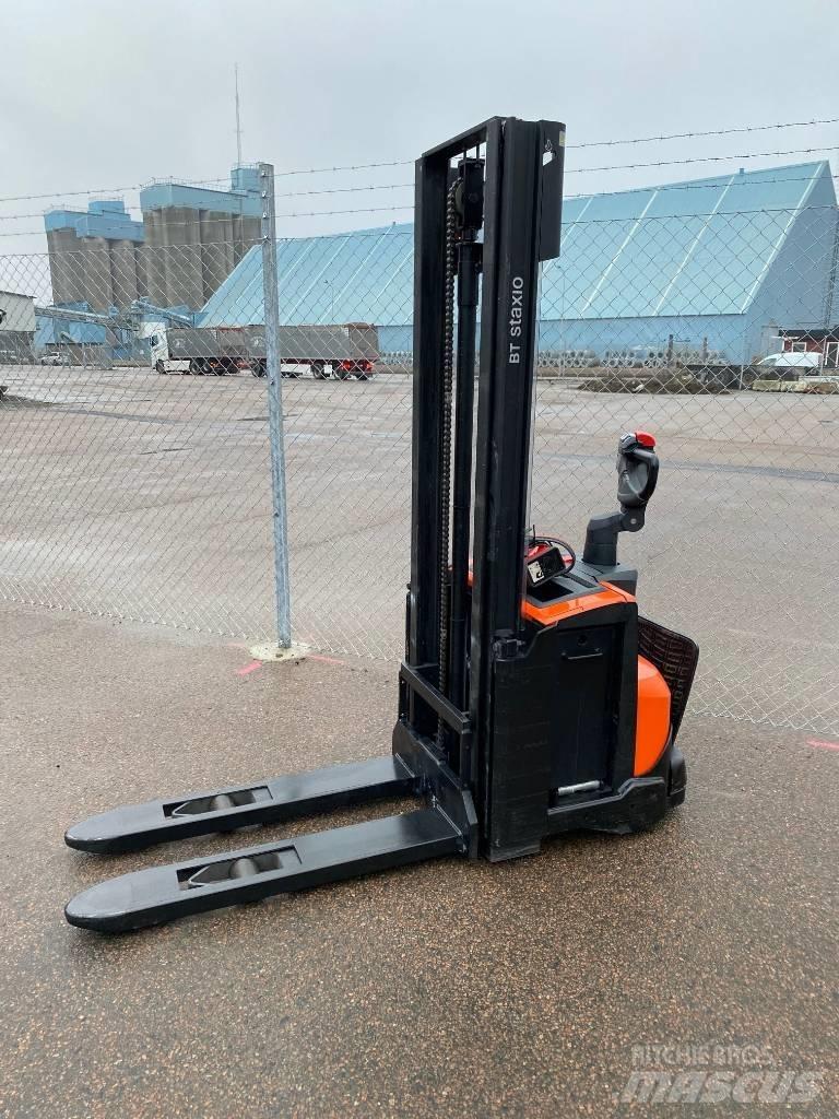 Toyota SWE120 手推堆垛车