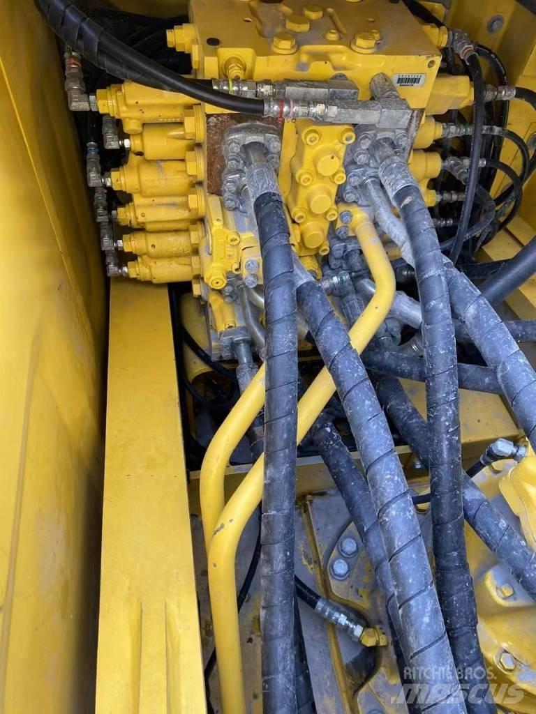 Komatsu 240LC-8 履带挖掘机