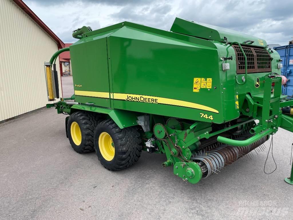 John Deere 744 H 圆捆打捆机