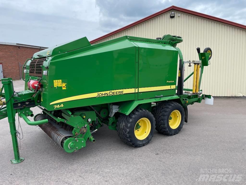 John Deere 744 H 圆捆打捆机