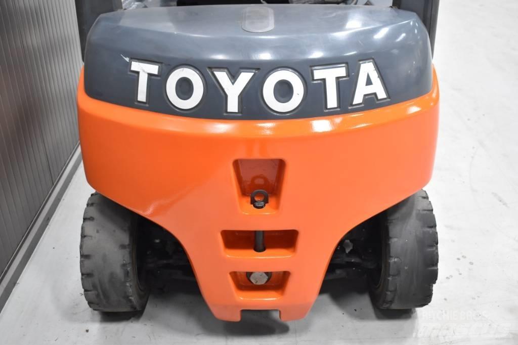 Toyota 8FBMT16 电动叉车